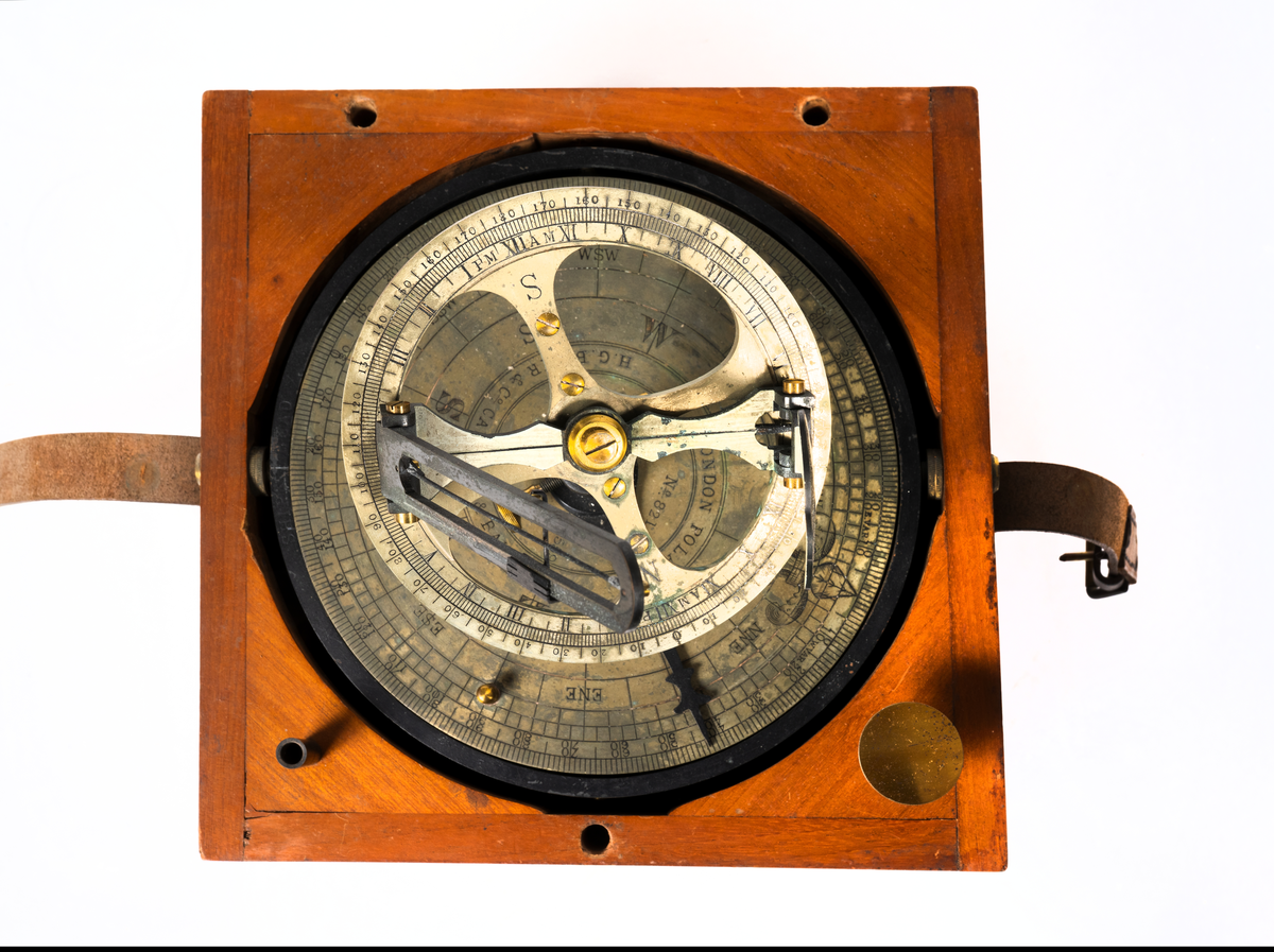 Azimuthinstrument av metall i låda av trä med lock och läderrem. Kardansk upphängning, dioptrar, graverat utslag för lutningsvinkel, förskruvning för fstlåsning av instrumentet. Signerad: London Polaris, H.G. Blair & Co Cardiff & Barry No 821, Pat. No 2599.

Med azimuthinstrumentet mäter man azimuth, d.v.s. vinkeln mellan vertikalplanet genom himmelsobjektet och observatörens meridian. Mäts inom sjöfarten från horisontens nordpunkt mot öster längs horisonten. Motsvarar bäring.