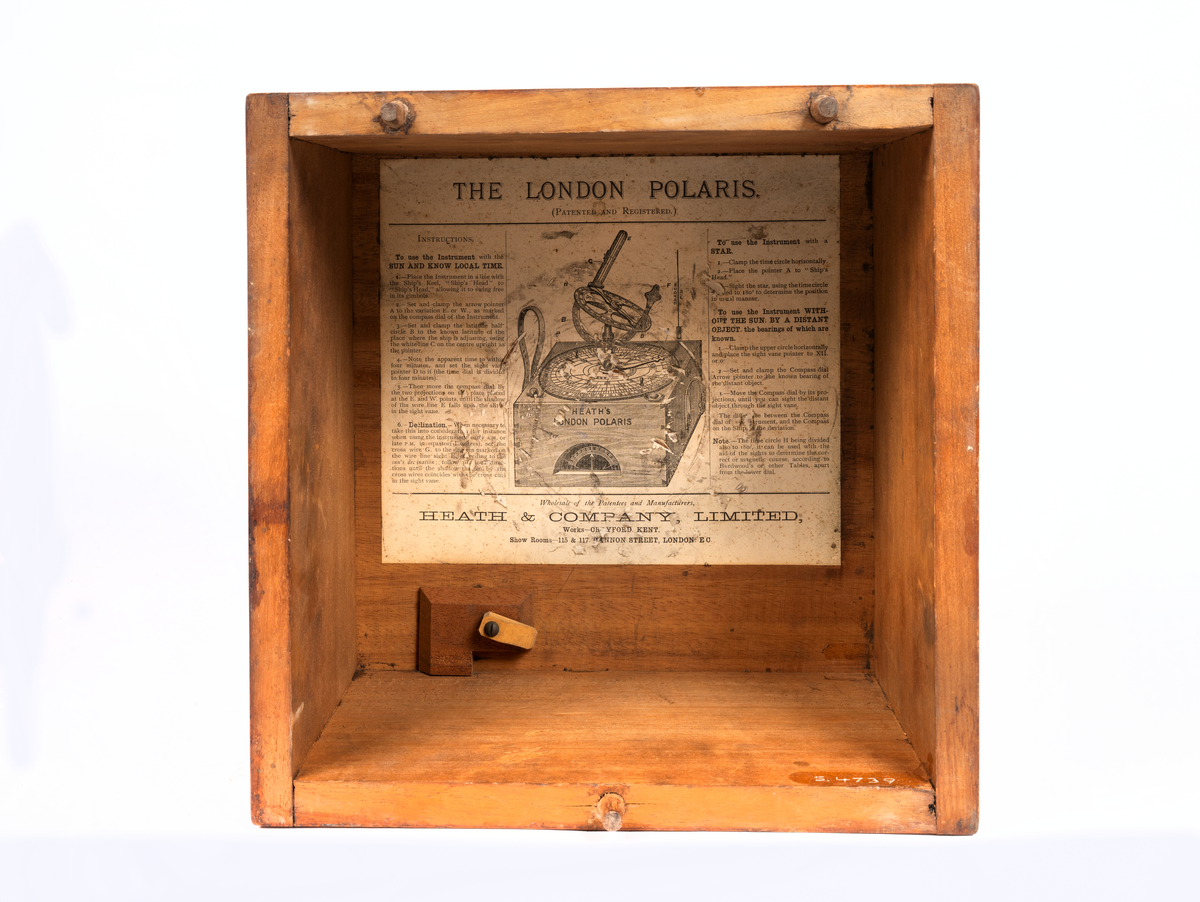 Azimuthinstrument av metall i låda av trä med lock och läderrem. Kardansk upphängning, dioptrar, graverat utslag för lutningsvinkel, förskruvning för fstlåsning av instrumentet. Signerad: London Polaris, H.G. Blair & Co Cardiff & Barry No 821, Pat. No 2599.

Med azimuthinstrumentet mäter man azimuth, d.v.s. vinkeln mellan vertikalplanet genom himmelsobjektet och observatörens meridian. Mäts inom sjöfarten från horisontens nordpunkt mot öster längs horisonten. Motsvarar bäring.