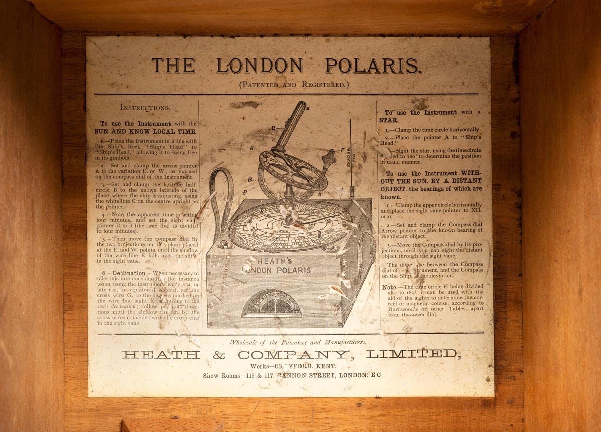 Azimuthinstrument av metall i låda av trä med lock och läderrem. Kardansk upphängning, dioptrar, graverat utslag för lutningsvinkel, förskruvning för fstlåsning av instrumentet. Signerad: London Polaris, H.G. Blair & Co Cardiff & Barry No 821, Pat. No 2599.

Med azimuthinstrumentet mäter man azimuth, d.v.s. vinkeln mellan vertikalplanet genom himmelsobjektet och observatörens meridian. Mäts inom sjöfarten från horisontens nordpunkt mot öster längs horisonten. Motsvarar bäring.