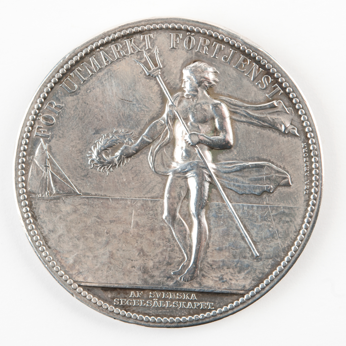 Frånsidan: Neptunus står på havet med sin treudd i vänstra handen och i den högra en krans av lager, seende på en framilande kutter.

Konstnär: Ahlborn, Lea Fredrika, 1826-1897