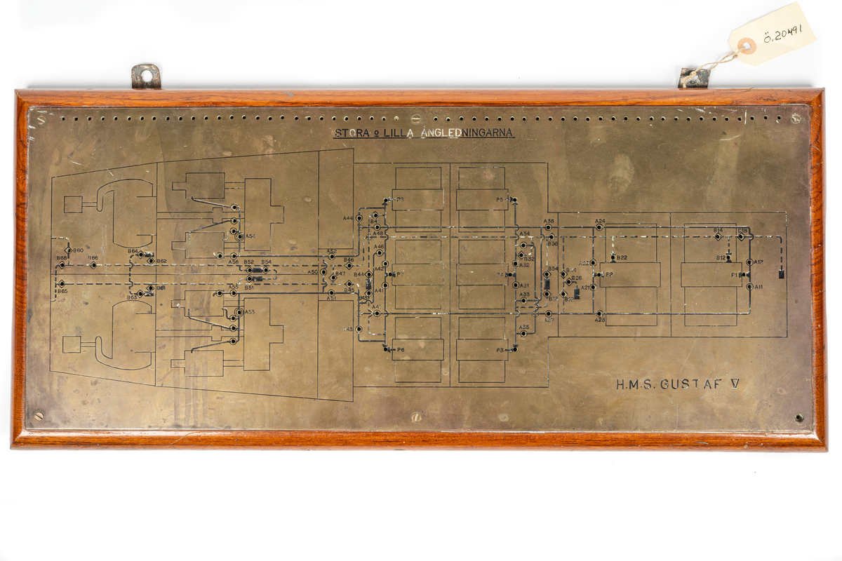 Metalltavla som visar stora och lilla ångledningarna på H.M.S. Gustav V.
