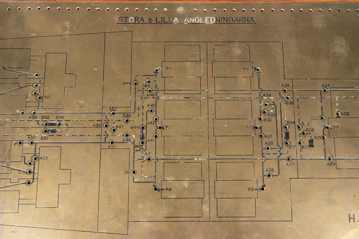 Metalltavla som visar stora och lilla ångledningarna på H.M.S. Gustav V.