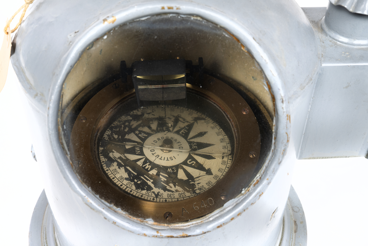 Runt nakterhus med sidorum för veklampa.