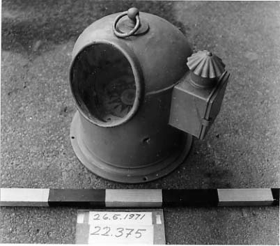 Runt nakterhus med sidorum för veklampa.