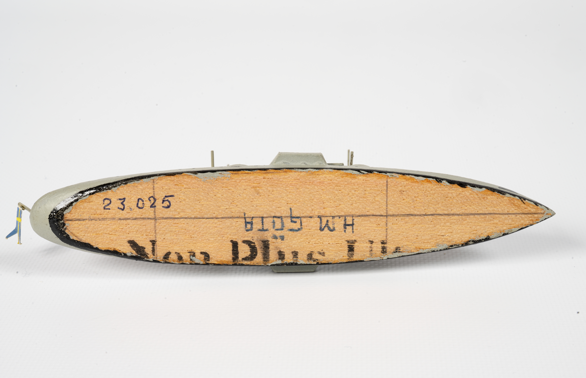 Föremålets form: Vattenlinjemodell.
Består av trä och metalltråd.