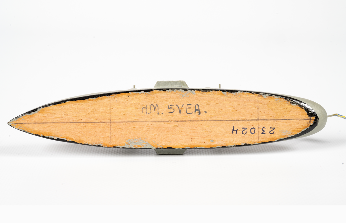 Föremålets form: Vattenlinjemodell.
Består av trä och metalltråd.