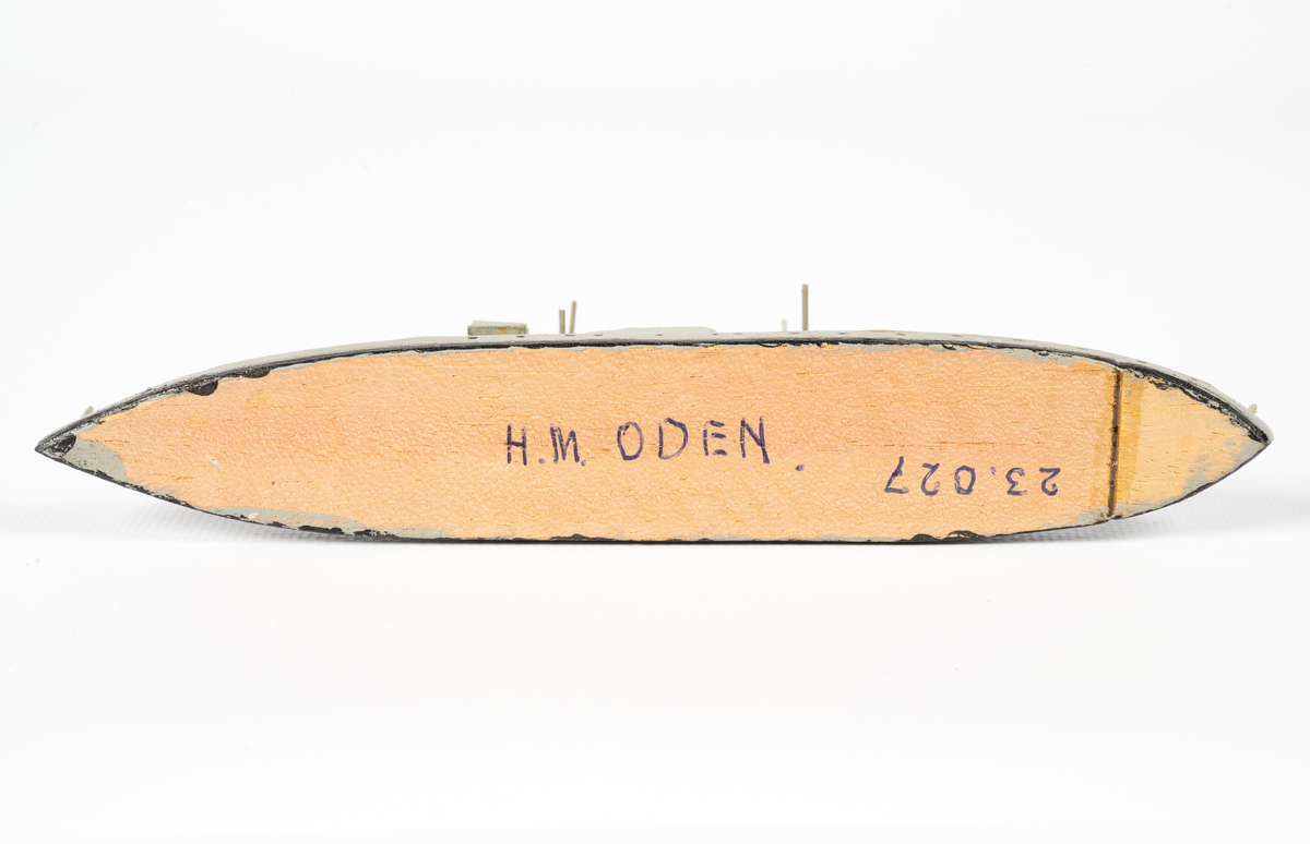 Föremålets form: Vattenlinjemodell.
Består av trä och metalltråd.