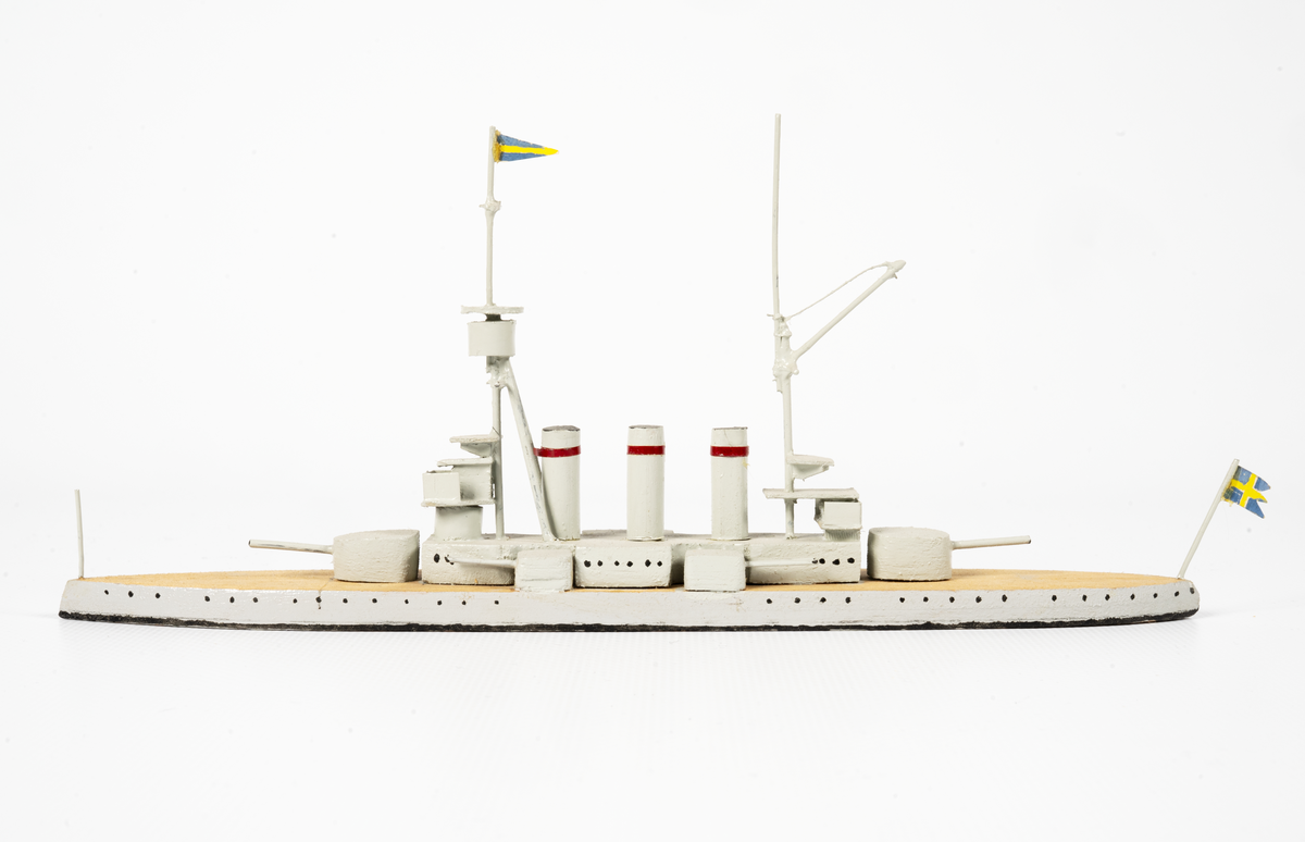 Föremålets form: Vattenlinjemodell.
Består av trä och metalltråd.