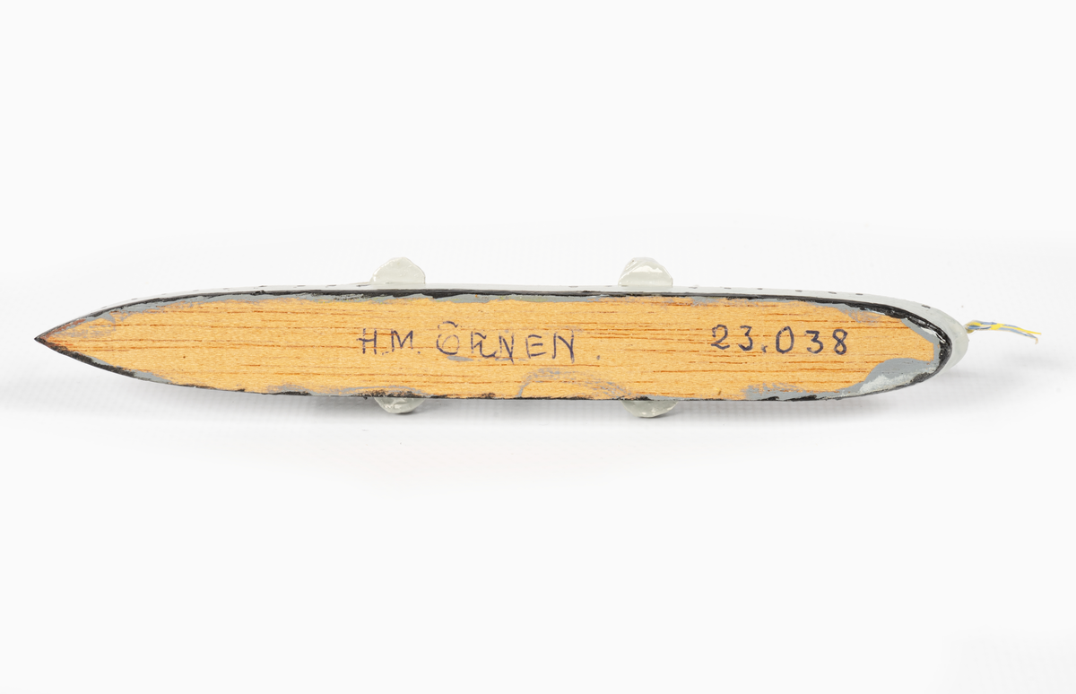 Föremålets form: Vattenlinjemodell.
Består av trä och metalltråd.