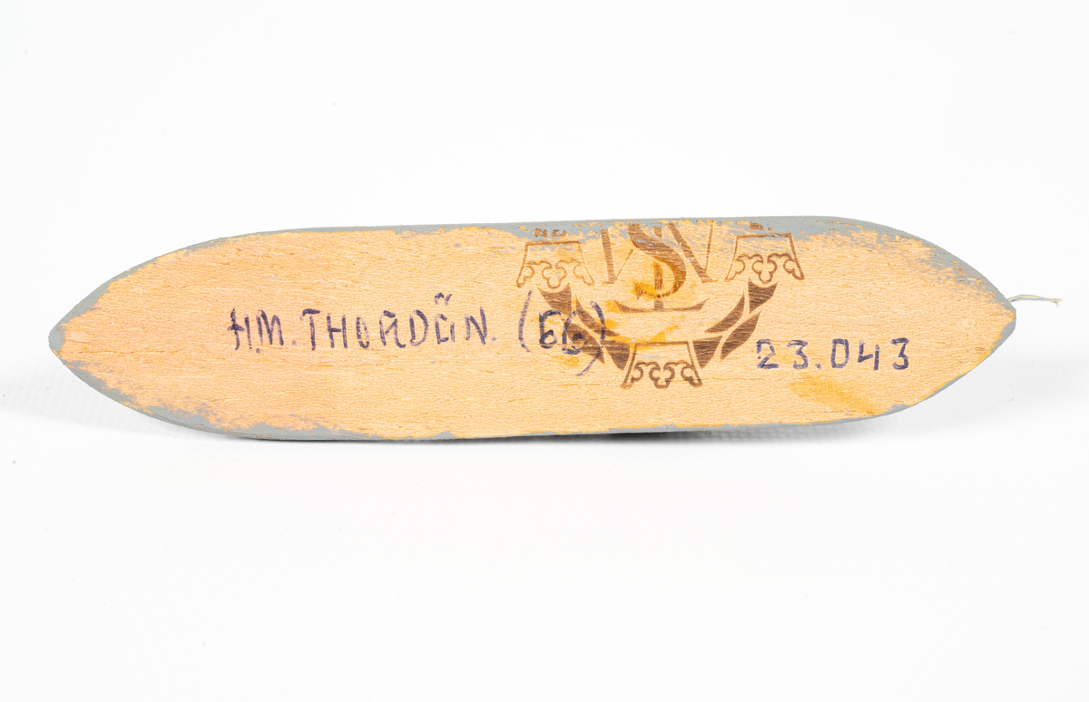 Föremålets form: Vattenlinjemodell.
Består av trä och metalltråd.