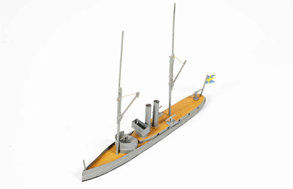 Föremålets form: Vattenlinjemodell.
Består av trä och metalltråd.