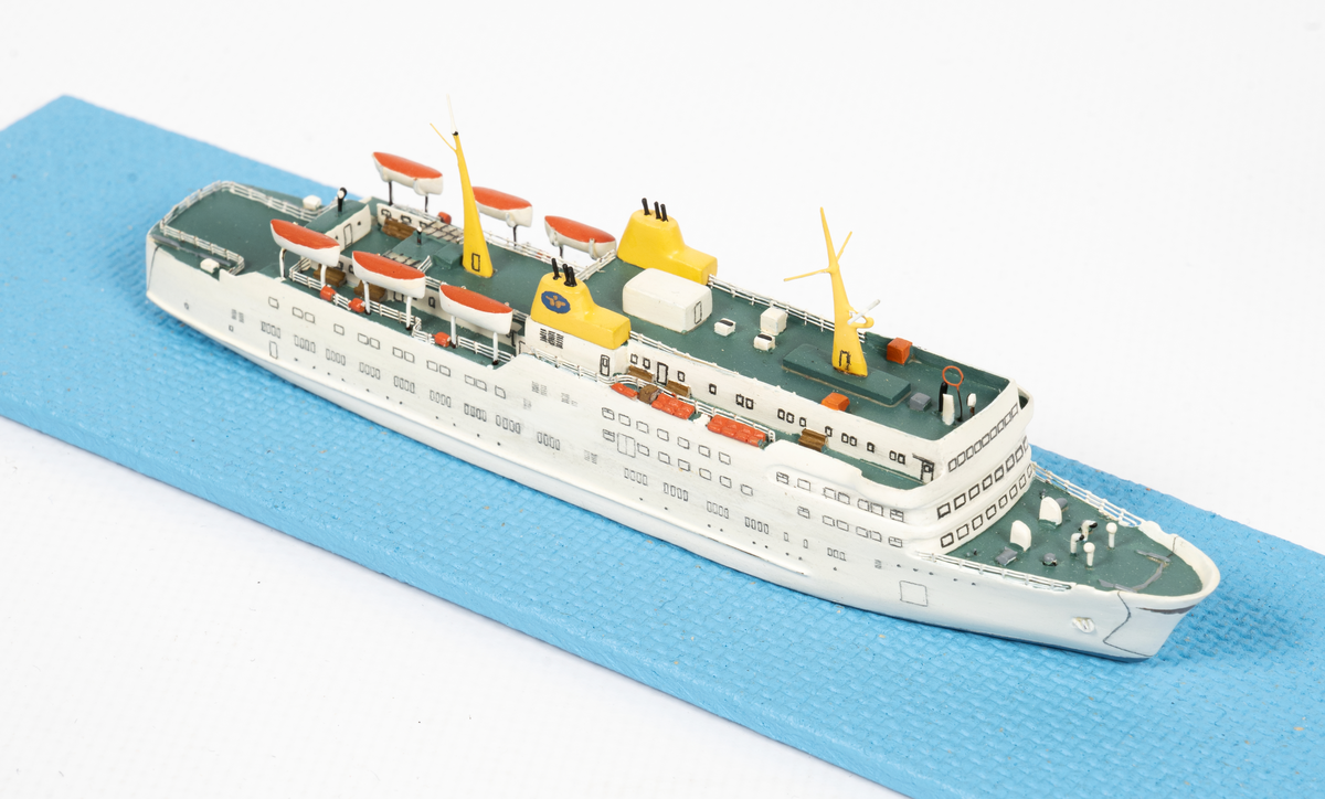 Fartygsmodell av tågfärjan DROTTNINGEN tillverkad av balsaträ och papper.