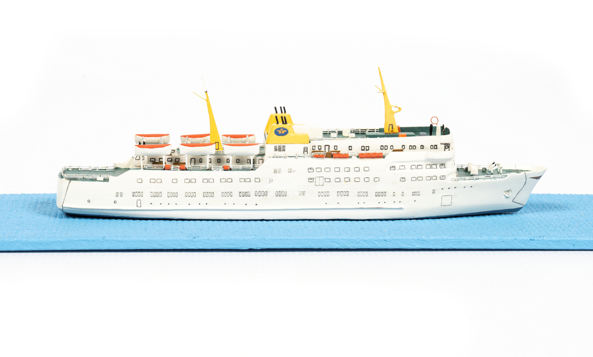Fartygsmodell av tågfärjan DROTTNINGEN tillverkad av balsaträ och papper.