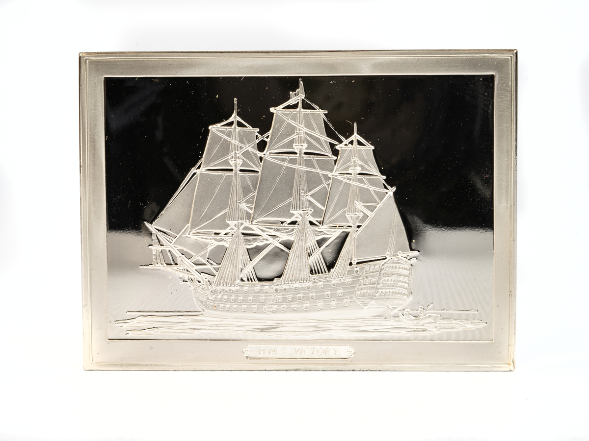 Rektangulär silverplakett föreställande H.M.S. VICTORY från 1805.