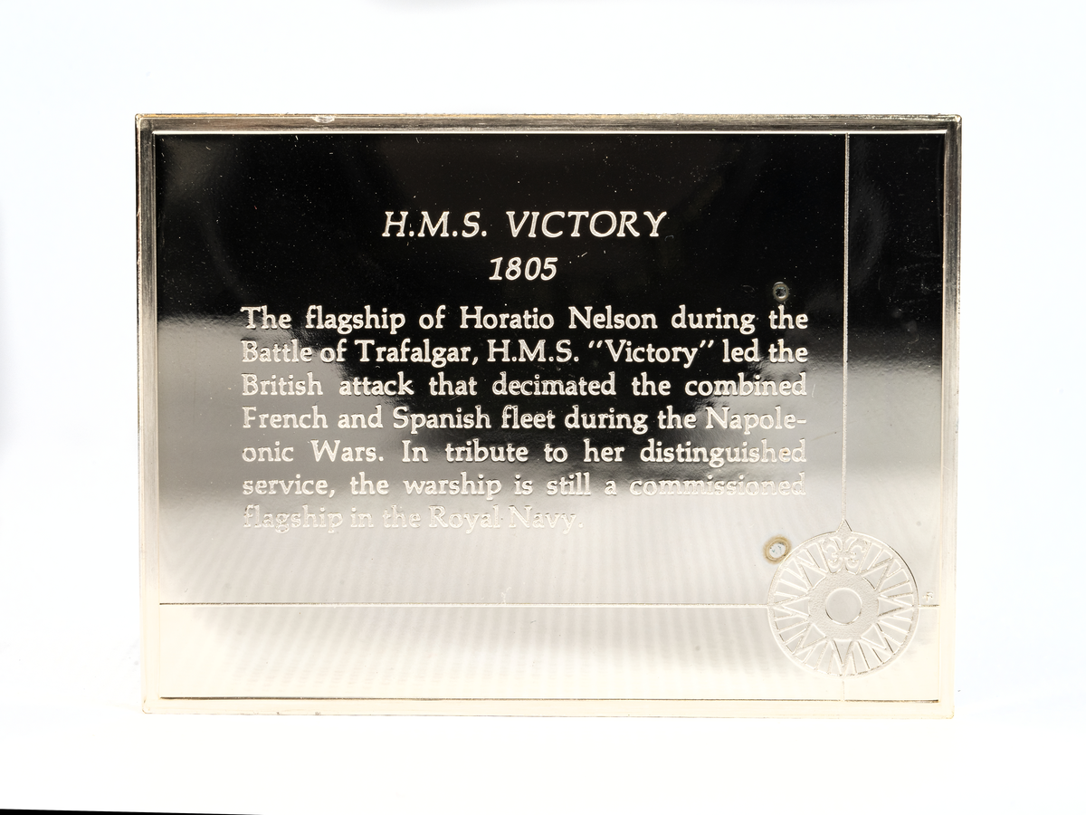 Rektangulär silverplakett föreställande H.M.S. VICTORY från 1805.