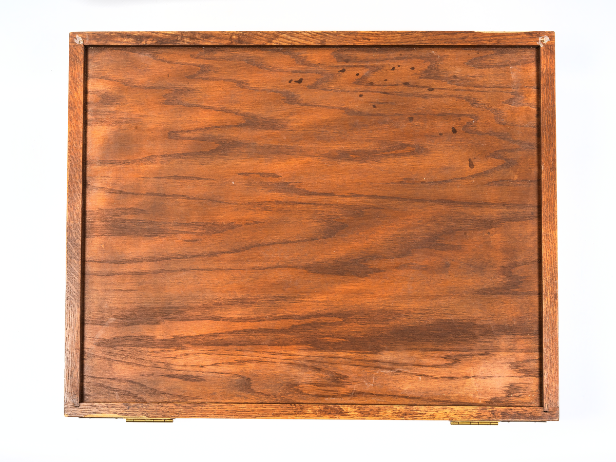 Rektangulär silverplakett föreställande H.M.S. VICTORY från 1805.