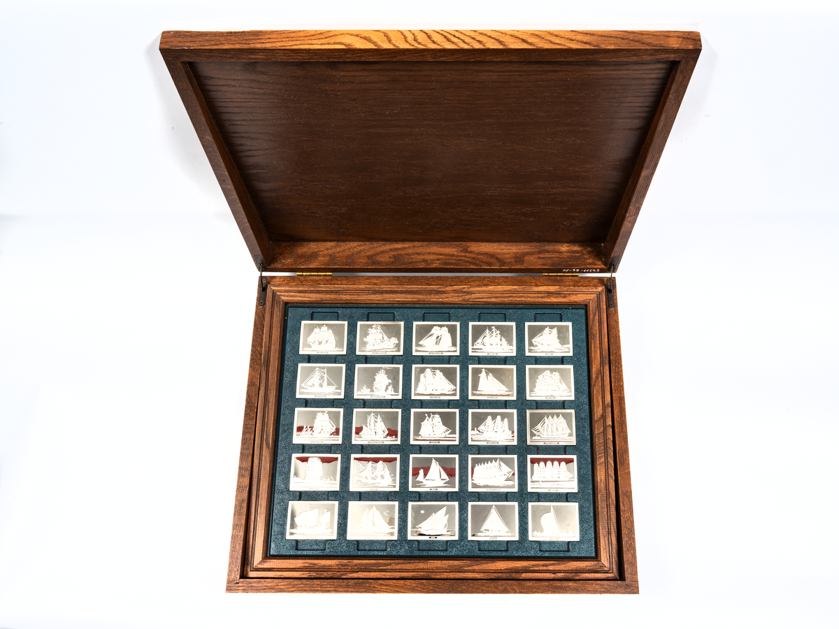 Rektangulär silverplakett föreställande H.M.S. VICTORY från 1805.