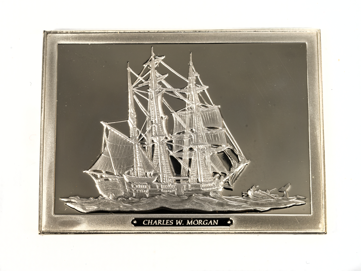Rektangulär silverplakett föreställande CHARLES W. MORGAN från 1881.