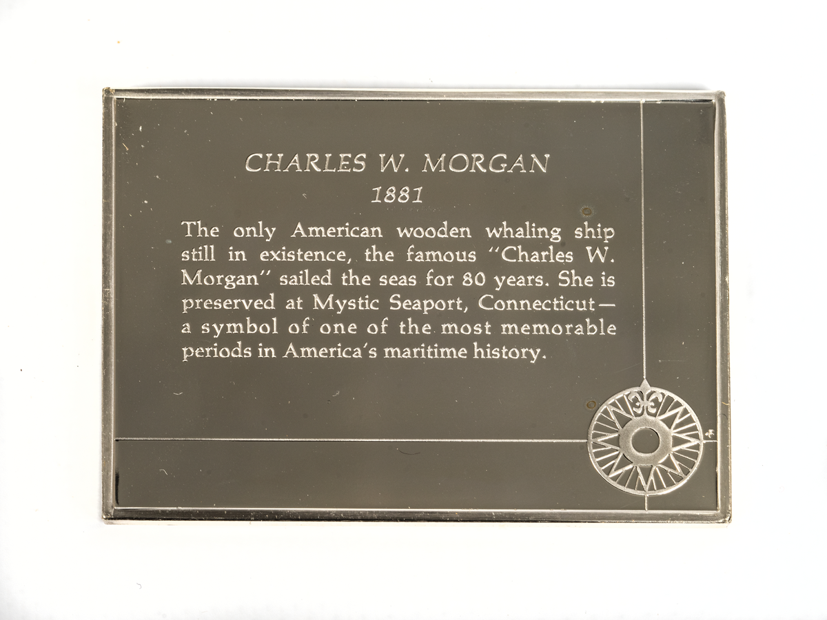 Rektangulär silverplakett föreställande CHARLES W. MORGAN från 1881.