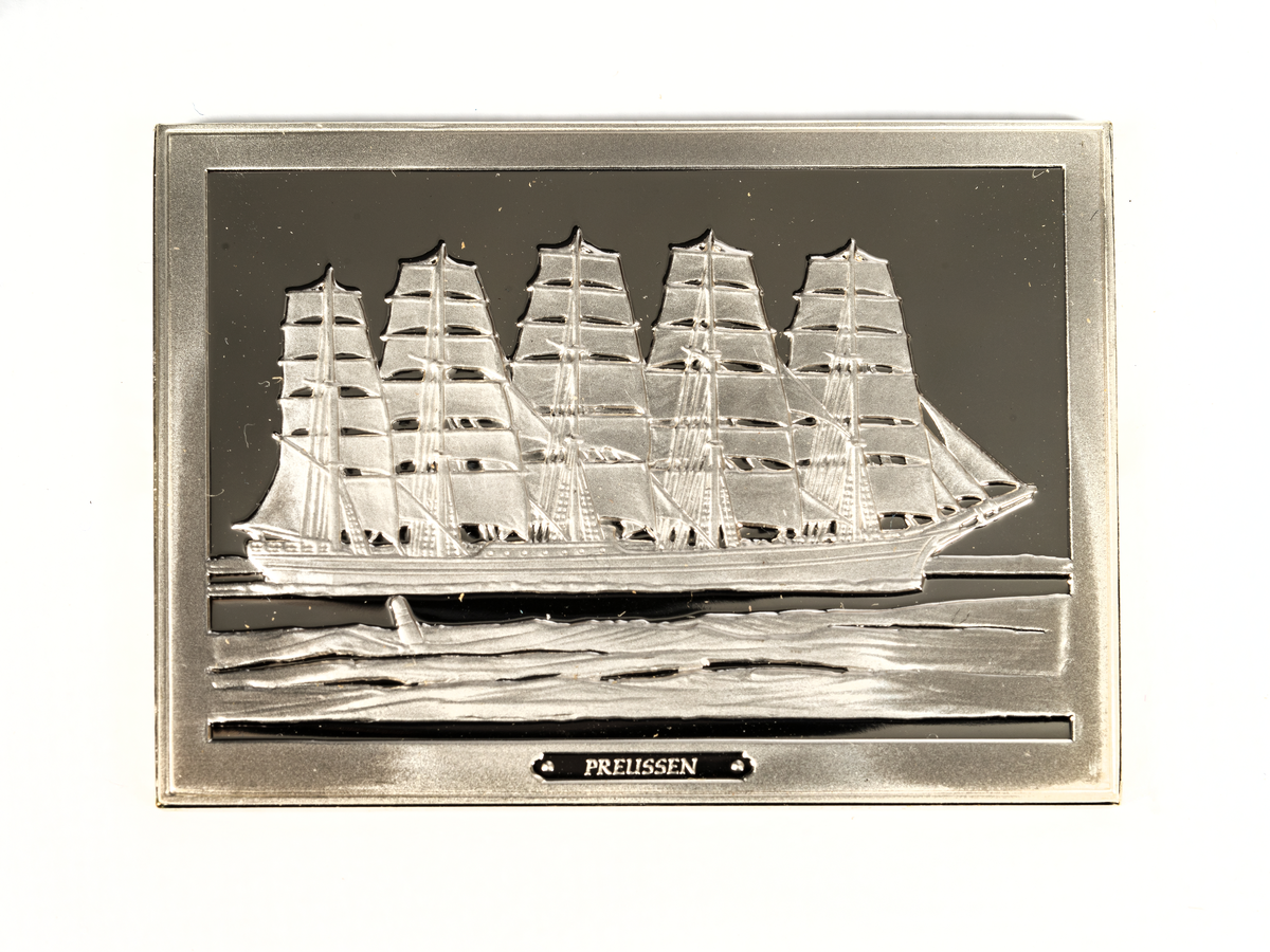 Rektangulär silverplakett föreställande PREUSSEN från 1902.