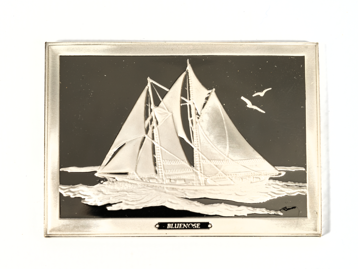 Rektangulär silverplakett föreställande BLUENOSE från 1921.