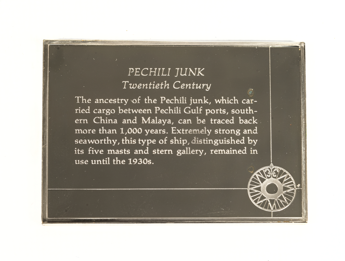 Rektangulär silverplakett föreställande en kinesisk djonk från 1900-talet. Denna typ kallades pechili djonk.