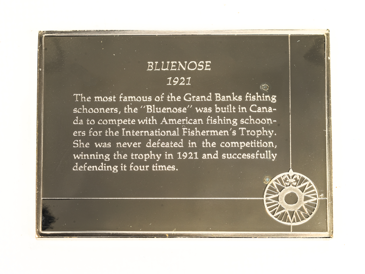 Rektangulär silverplakett föreställande BLUENOSE från 1921.