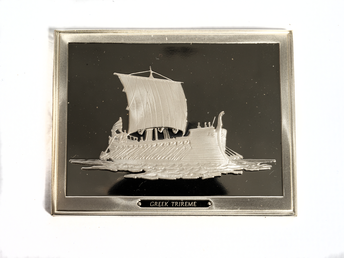 Rektangulär silverplakett föreställande ett grekiskt trireme (eng.) från cirka 400 f.Kr.