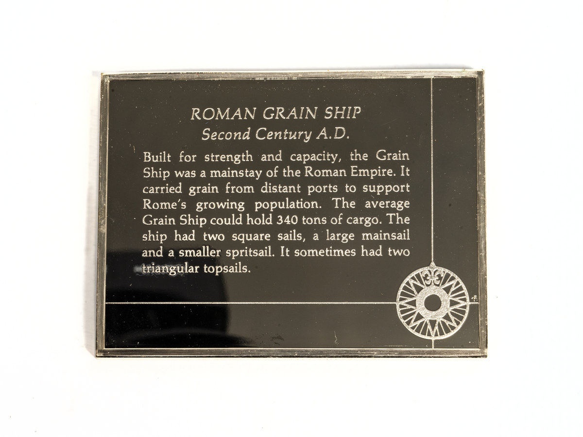 Rektangulär silverplakett föreställande ett romerskt spannmålsskepp från 100-talet e-Kr.