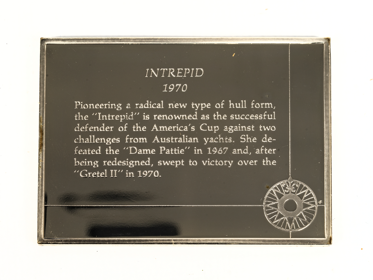 Rektangulär silverplakett föreställande INTREPID från 1970. 12-metersjakten INTREPID vann America's Cup 1967 och 1970.
