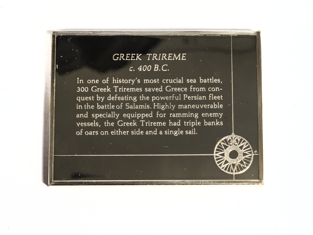 Rektangulär silverplakett föreställande ett grekiskt trireme (eng.) från cirka 400 f.Kr.