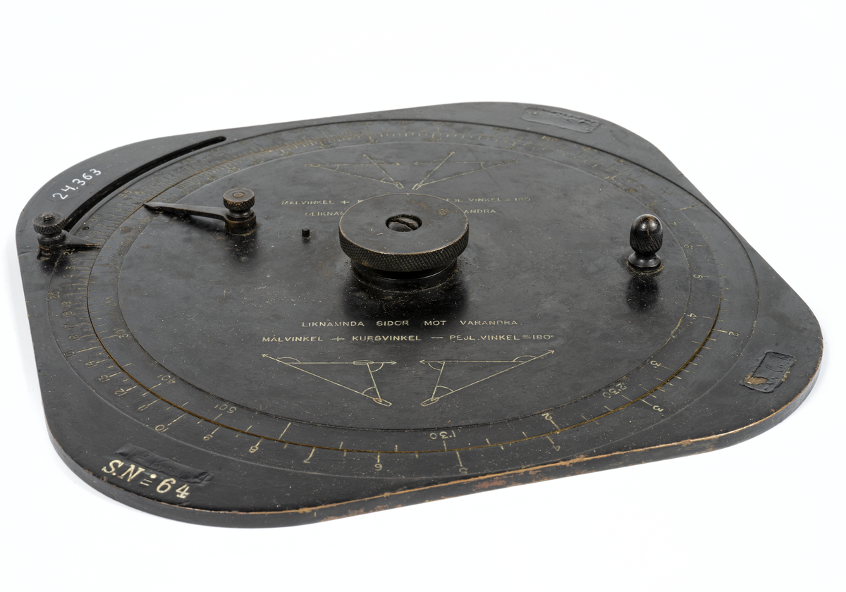 Kvadratisk torpedräkneskiva med avrundade hörn. Räkneskivans beteckn. F 1135-900191-9.
Förvaras i en trälåda märkt  ”Räkneskiva S  No  7 ROMULUS”