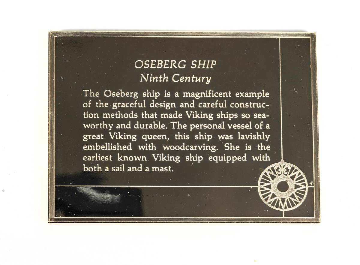 Rektangulär silverplakett föreställande Osebergsskeppet från 800-talet.