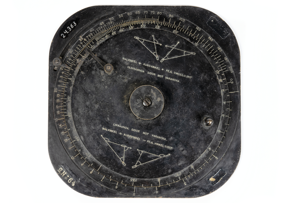 Kvadratisk torpedräkneskiva med avrundade hörn. Räkneskivans beteckn. F 1135-900191-9.
Förvaras i en trälåda märkt  ”Räkneskiva S  No  7 ROMULUS”