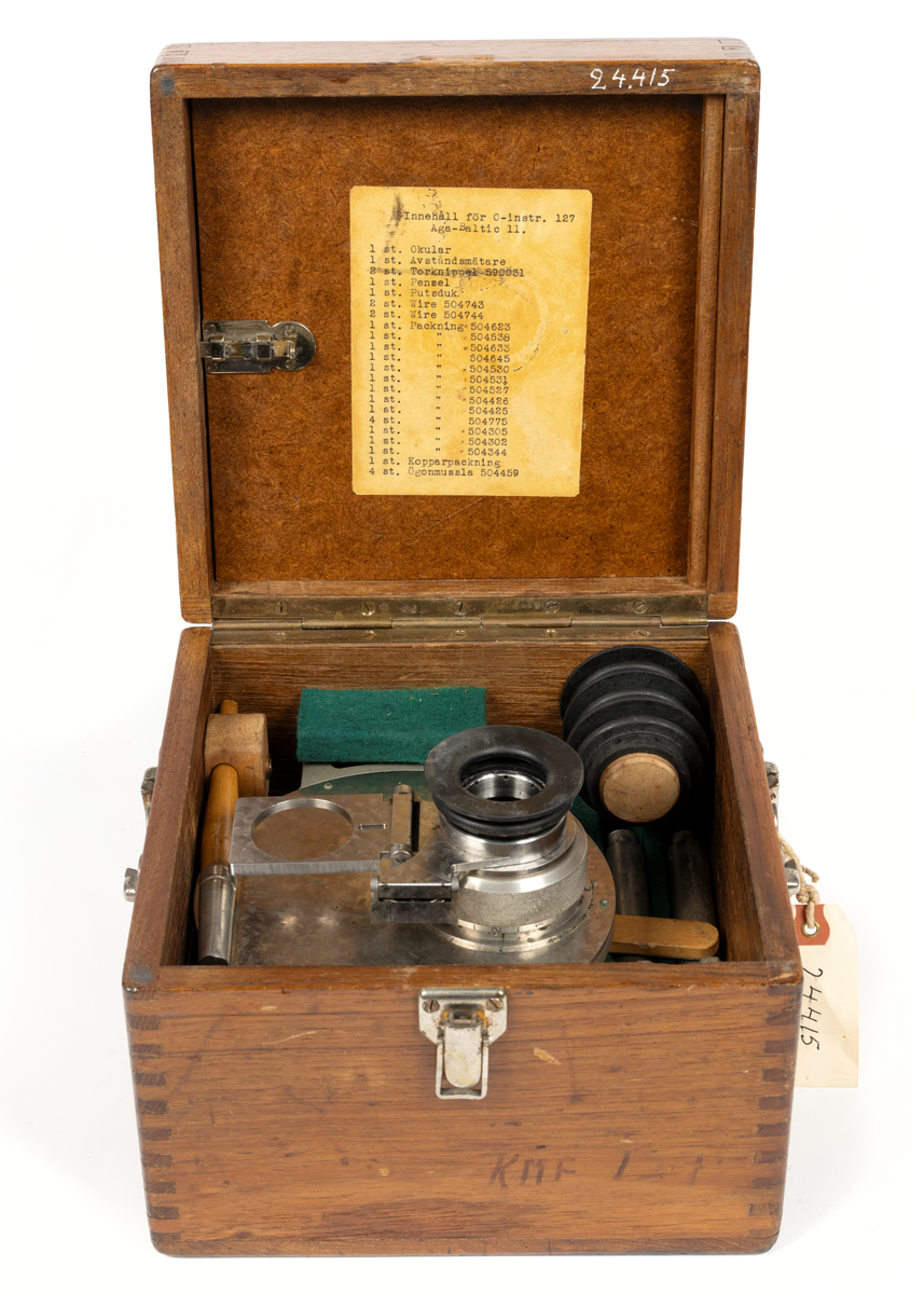 Låda med tillbehör till periskop tillubåt typ Näcken. Innehållande okular och avståndsmätare.