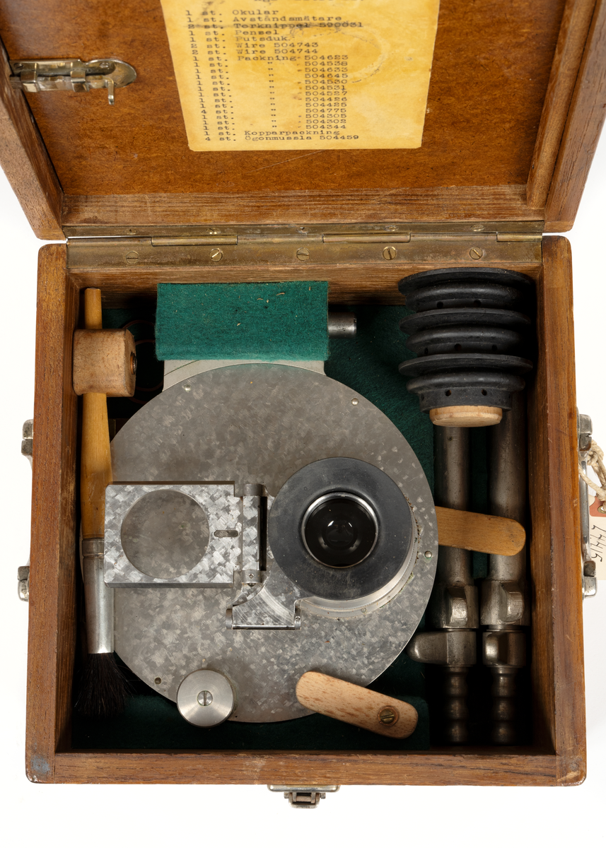 Låda med tillbehör till periskop tillubåt typ Näcken. Innehållande okular och avståndsmätare.