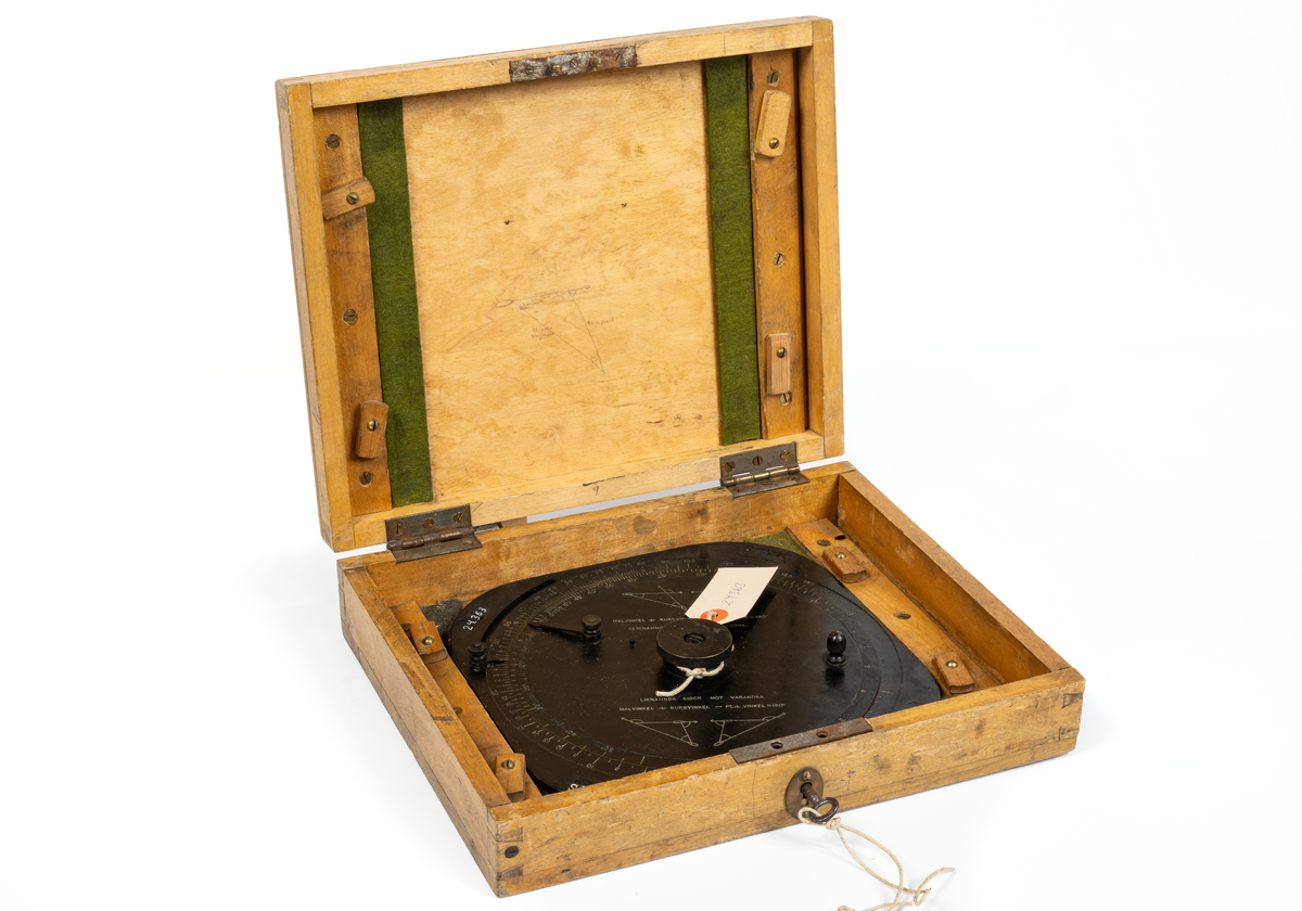 Kvadratisk torpedräkneskiva med avrundade hörn. Räkneskivans beteckn. F 1135-900191-9.
Förvaras i en trälåda märkt  ”Räkneskiva S  No  7 ROMULUS”