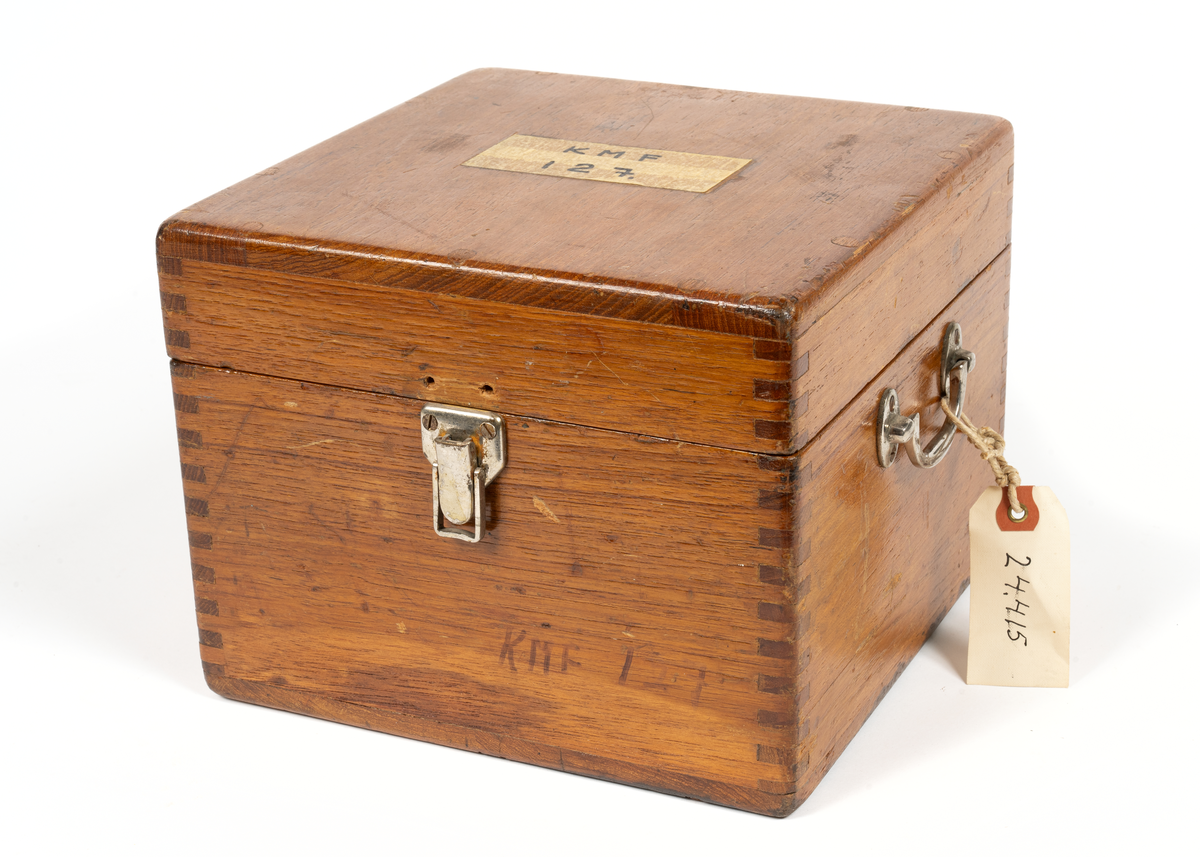 Låda med tillbehör till periskop tillubåt typ Näcken. Innehållande okular och avståndsmätare.