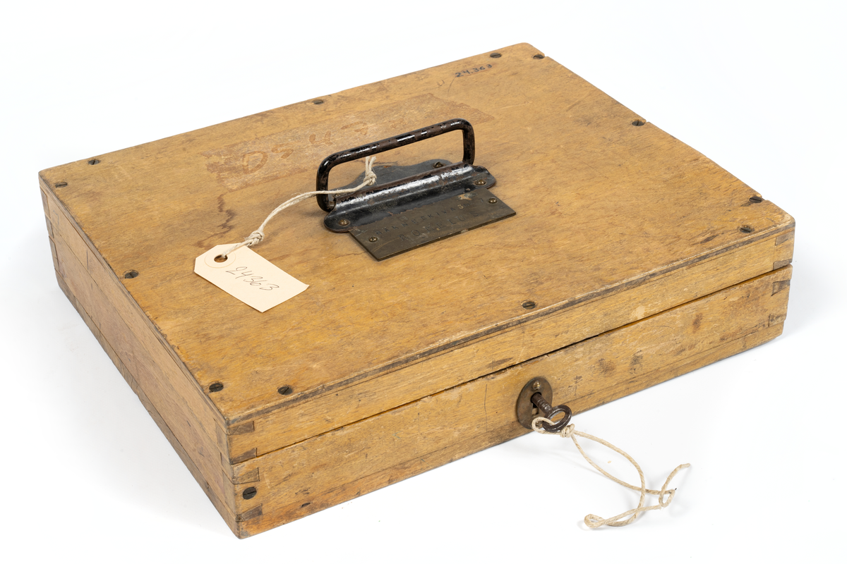 Kvadratisk torpedräkneskiva med avrundade hörn. Räkneskivans beteckn. F 1135-900191-9.
Förvaras i en trälåda märkt  ”Räkneskiva S  No  7 ROMULUS”