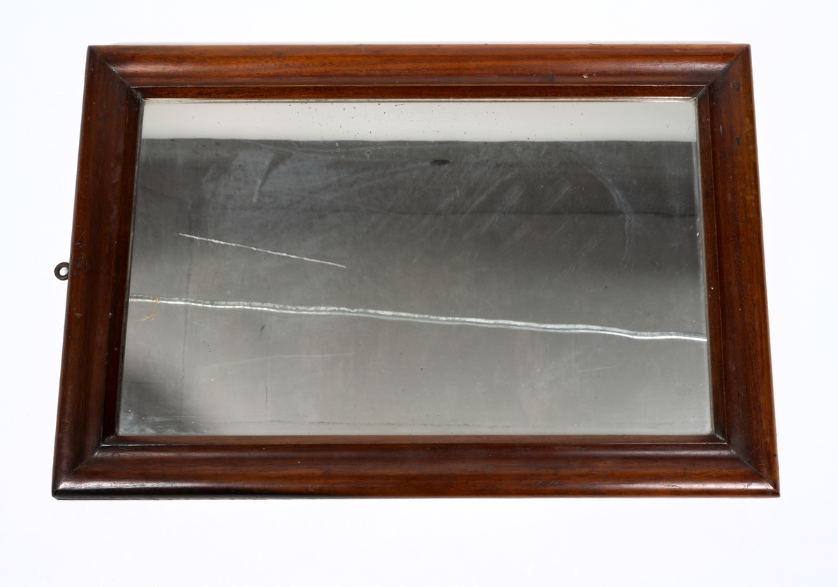 Kvadratisk torpedräkneskiva med avrundade hörn. Räkneskivans beteckn. F 1135-900191-9.
Förvaras i en trälåda märkt  ”Räkneskiva S  No  7 ROMULUS”