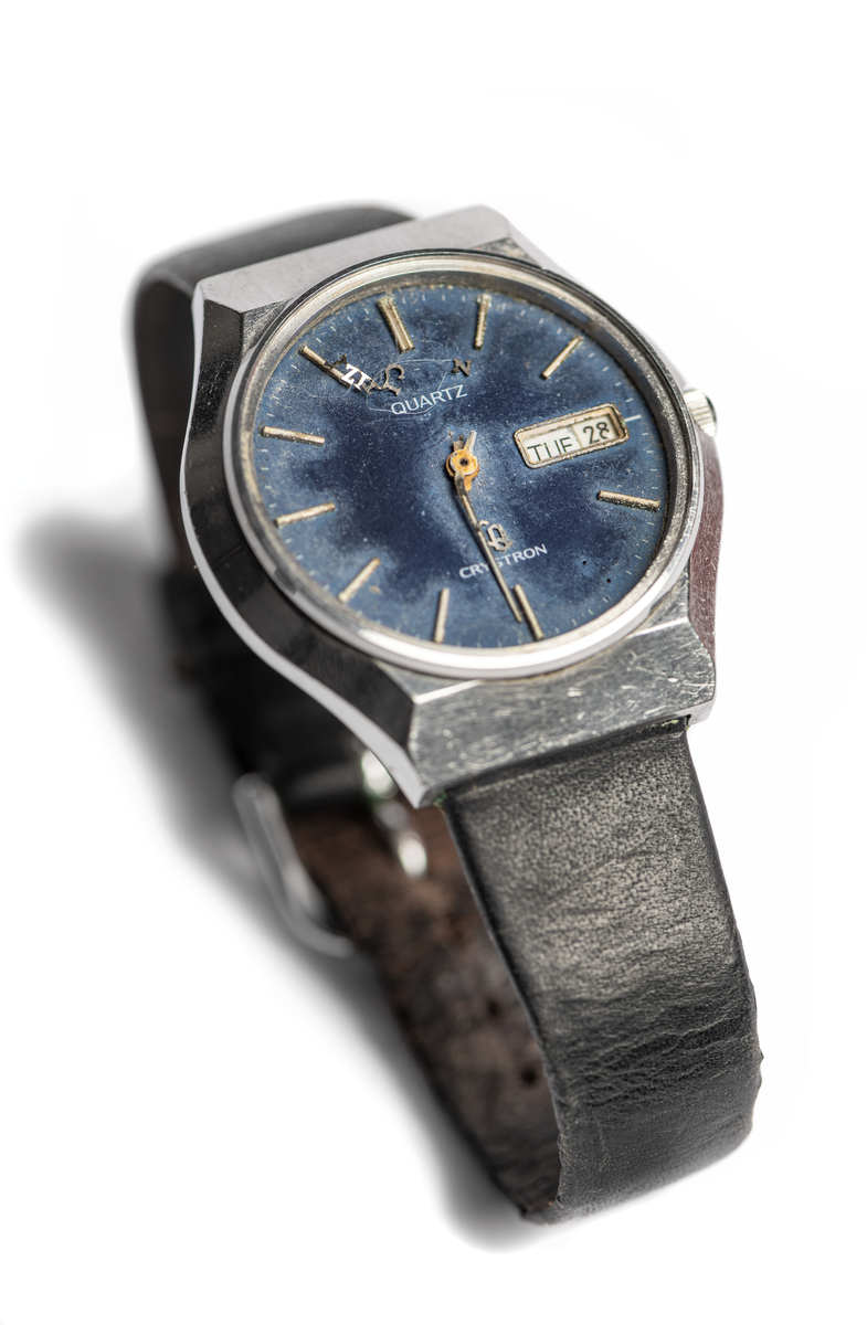 Armbandsur CITIZEN med brunt läderarmband. 
Urtavlans diameter: 30 mm.
Hela klockans längd (inkl. armband)235 mm.