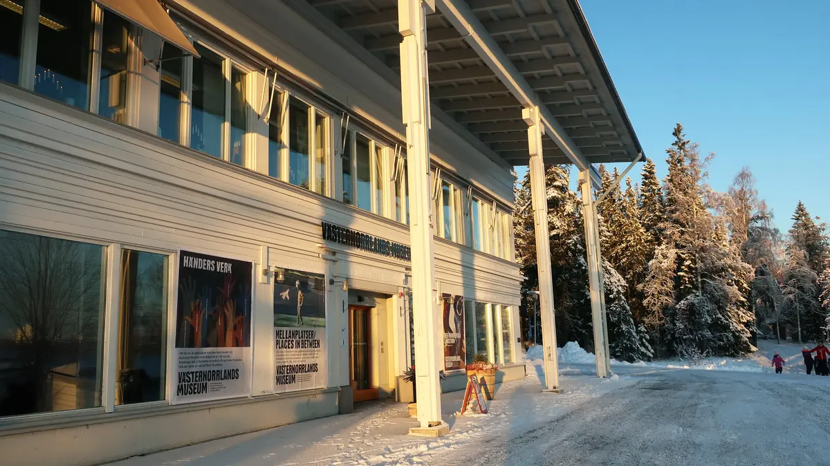 Snö och blek vintersol på entrén till Västernorrlands museum.