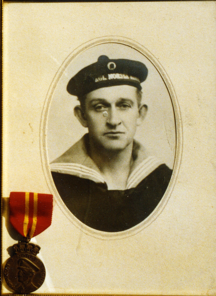 Portrett av Mikal Selstø i marineuniform.