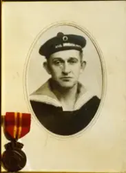 Portrett av Mikal Selstø i marineuniform.