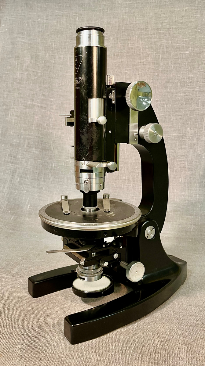 Mikroskop oppbevart i trekoffert.