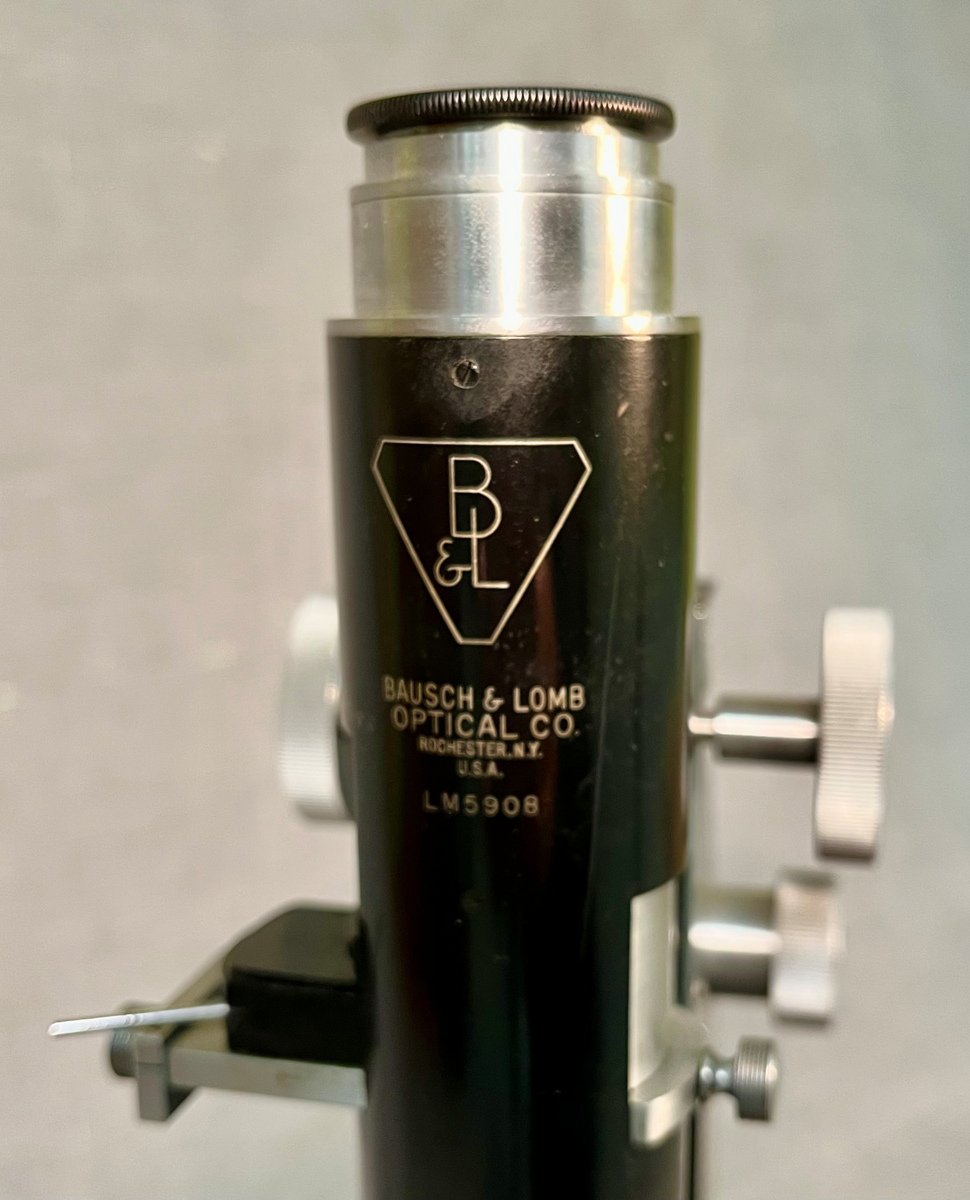 Mikroskop oppbevart i trekoffert.