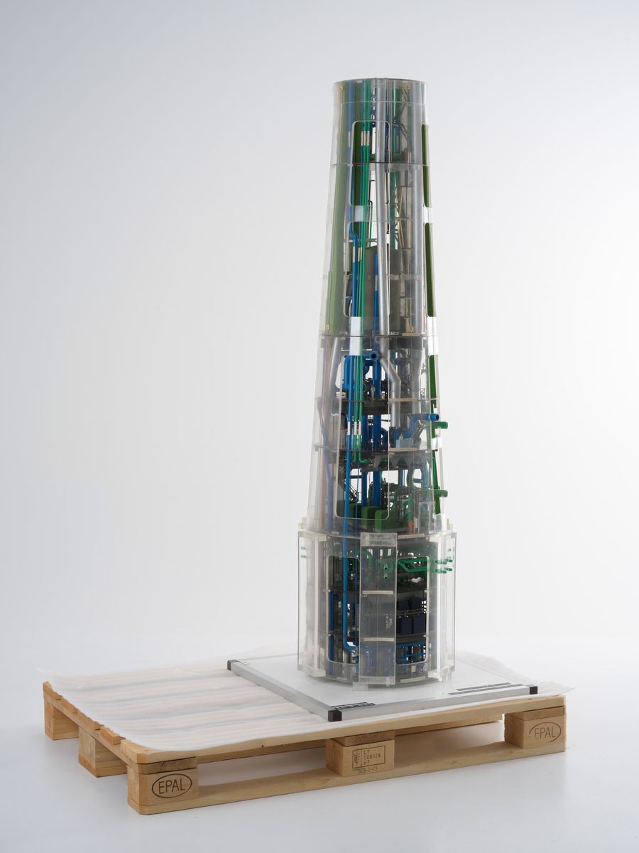 Ingeniørmodell som viser et utsnitt av boreskaftet til betongplattformen Gullfaks C. Modellen består av tre hoveddeler som er stablet oppå hverandre og er bygget i målestokk 1 : 75.

Ingeniørmodellen inneholder mange deler som er koblet sammen. Innvendige rør og konstruksjoner av plast er skåret og tilpasset. Små menneskefigurer viser målestokk og aktivitet. 

Ytterveggene består av buede plater av pleksiglass som skrår innover mot toppen. Nederst på modellen er det påmontert pleksiglass som er buet motsatt vei og anviser plassering for de seks nærmeste lagercellene. 

Små merkelapper av papir med håndskrevet tekst er festet til de ulike delene på modellen. De forskjellige dekkene er merket med høydemål. Det nederste dekket på modellen er merket "49.50 Balast water pump deck", og ett av de øverste dekkene er merket "Deck el. + 117.50 meter". Det antas at referansepunktet er havbunnen, og målene henviser til at modellens nedre del tilsvarer 49,5 meter fra havbunnen og at ett av de øverste dekkene tilsvarer 117,5 meter fra havbunnen. Modellen viser derfor kun en del av boreskaftet. 

Opprinnelig kan modellen derfor ha hatt flere deler, både øverst og nederst. Små festeanrordninger i øvre og nedre kant av modellen antyder dette.