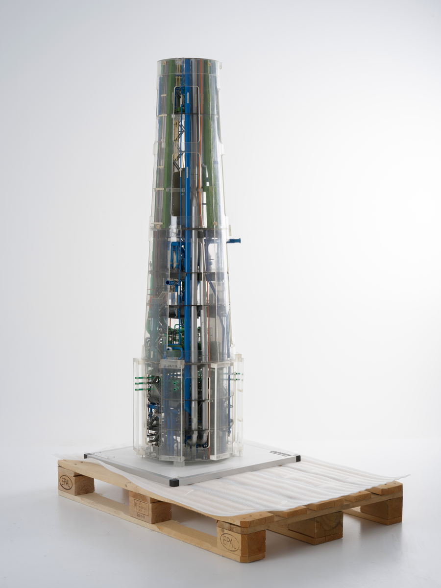 Ingeniørmodell som viser et utsnitt av boreskaftet til betongplattformen Gullfaks C. Modellen består av tre hoveddeler som er stablet oppå hverandre og er bygget i målestokk 1 : 75.

Ingeniørmodellen inneholder mange deler som er koblet sammen. Innvendige rør og konstruksjoner av plast er skåret og tilpasset. Små menneskefigurer viser målestokk og aktivitet. 

Ytterveggene består av buede plater av pleksiglass som skrår innover mot toppen. Nederst på modellen er det påmontert pleksiglass som er buet motsatt vei og anviser plassering for de seks nærmeste lagercellene. 

Små merkelapper av papir med håndskrevet tekst er festet til de ulike delene på modellen. De forskjellige dekkene er merket med høydemål. Det nederste dekket på modellen er merket "49.50 Balast water pump deck", og ett av de øverste dekkene er merket "Deck el. + 117.50 meter". Det antas at referansepunktet er havbunnen, og målene henviser til at modellens nedre del tilsvarer 49,5 meter fra havbunnen og at ett av de øverste dekkene tilsvarer 117,5 meter fra havbunnen. Modellen viser derfor kun en del av boreskaftet. 

Opprinnelig kan modellen derfor ha hatt flere deler, både øverst og nederst. Små festeanrordninger i øvre og nedre kant av modellen antyder dette.