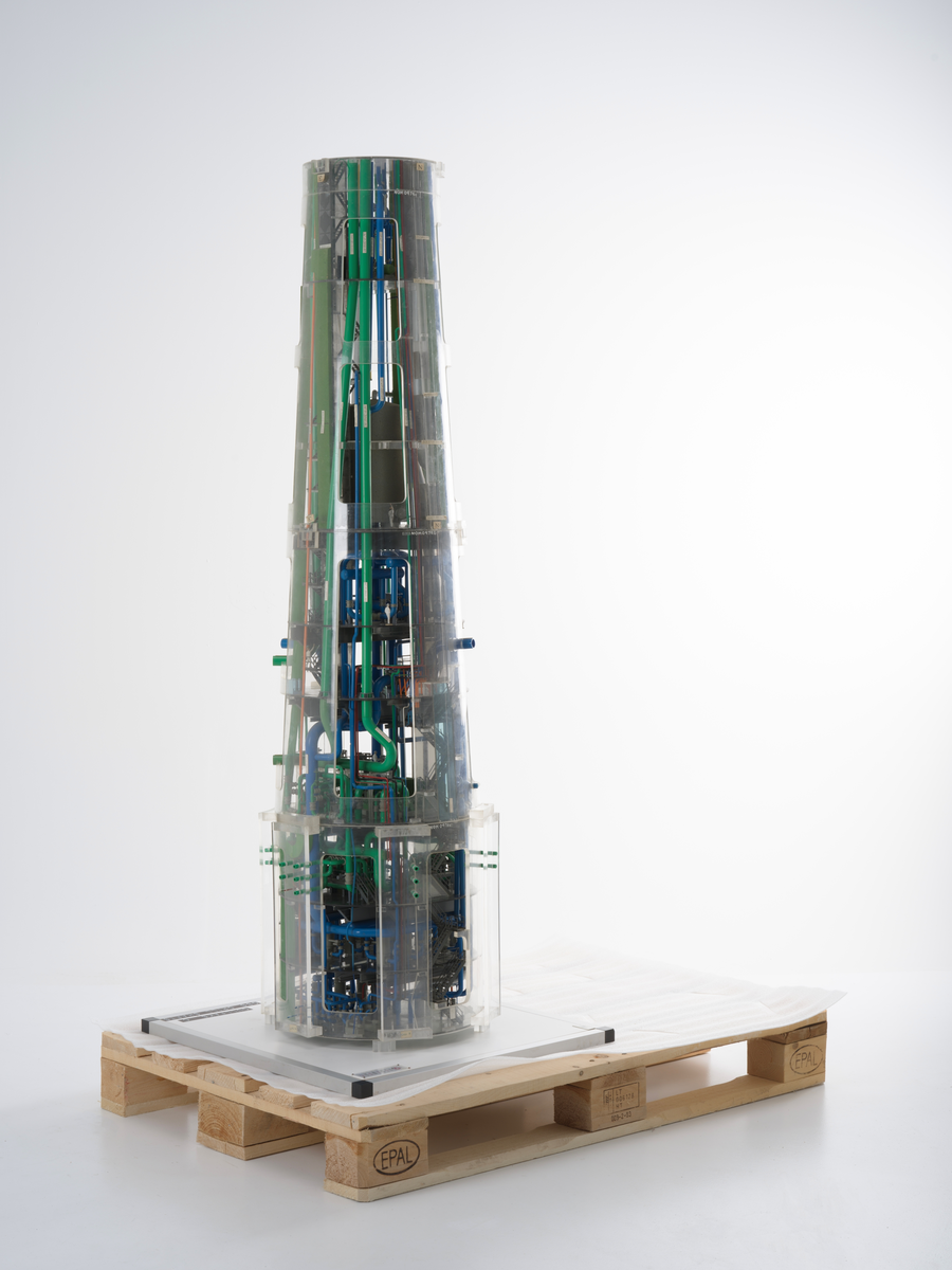 Ingeniørmodell som viser et utsnitt av boreskaftet til betongplattformen Gullfaks C. Modellen består av tre hoveddeler som er stablet oppå hverandre og er bygget i målestokk 1 : 75.

Ingeniørmodellen inneholder mange deler som er koblet sammen. Innvendige rør og konstruksjoner av plast er skåret og tilpasset. Små menneskefigurer viser målestokk og aktivitet. 

Ytterveggene består av buede plater av pleksiglass som skrår innover mot toppen. Nederst på modellen er det påmontert pleksiglass som er buet motsatt vei og anviser plassering for de seks nærmeste lagercellene. 

Små merkelapper av papir med håndskrevet tekst er festet til de ulike delene på modellen. De forskjellige dekkene er merket med høydemål. Det nederste dekket på modellen er merket "49.50 Balast water pump deck", og ett av de øverste dekkene er merket "Deck el. + 117.50 meter". Det antas at referansepunktet er havbunnen, og målene henviser til at modellens nedre del tilsvarer 49,5 meter fra havbunnen og at ett av de øverste dekkene tilsvarer 117,5 meter fra havbunnen. Modellen viser derfor kun en del av boreskaftet. 

Opprinnelig kan modellen derfor ha hatt flere deler, både øverst og nederst. Små festeanrordninger i øvre og nedre kant av modellen antyder dette.