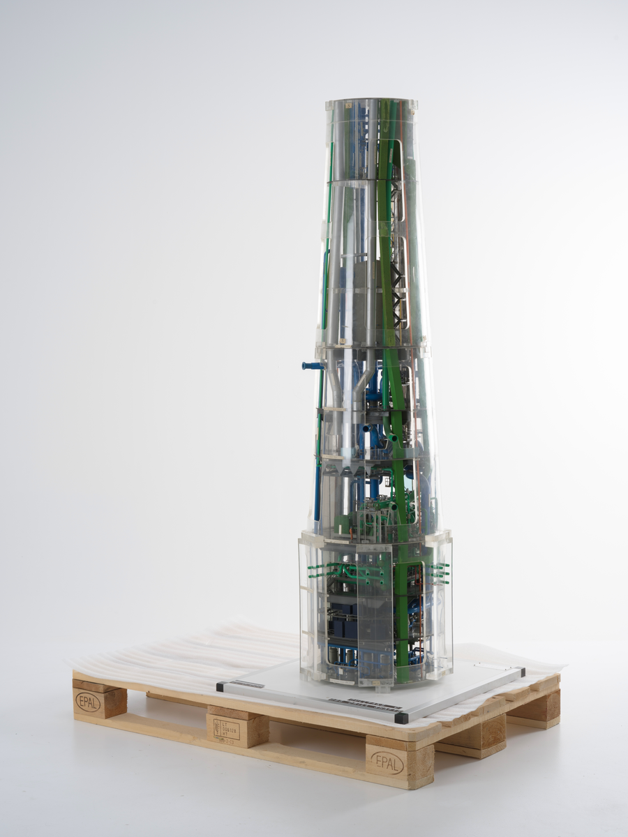 Ingeniørmodell som viser et utsnitt av boreskaftet til betongplattformen Gullfaks C. Modellen består av tre hoveddeler som er stablet oppå hverandre og er bygget i målestokk 1 : 75.

Ingeniørmodellen inneholder mange deler som er koblet sammen. Innvendige rør og konstruksjoner av plast er skåret og tilpasset. Små menneskefigurer viser målestokk og aktivitet. 

Ytterveggene består av buede plater av pleksiglass som skrår innover mot toppen. Nederst på modellen er det påmontert pleksiglass som er buet motsatt vei og anviser plassering for de seks nærmeste lagercellene. 

Små merkelapper av papir med håndskrevet tekst er festet til de ulike delene på modellen. De forskjellige dekkene er merket med høydemål. Det nederste dekket på modellen er merket "49.50 Balast water pump deck", og ett av de øverste dekkene er merket "Deck el. + 117.50 meter". Det antas at referansepunktet er havbunnen, og målene henviser til at modellens nedre del tilsvarer 49,5 meter fra havbunnen og at ett av de øverste dekkene tilsvarer 117,5 meter fra havbunnen. Modellen viser derfor kun en del av boreskaftet. 

Opprinnelig kan modellen derfor ha hatt flere deler, både øverst og nederst. Små festeanrordninger i øvre og nedre kant av modellen antyder dette.